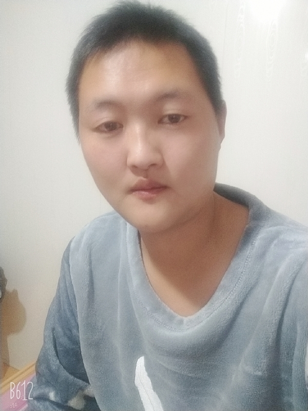 烟圈里透着伤的第二张照片--南阳相亲服务中心