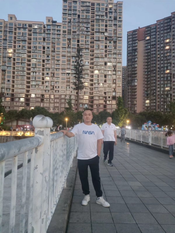 寂寞的男人的第一张照片--南阳相亲服务中心